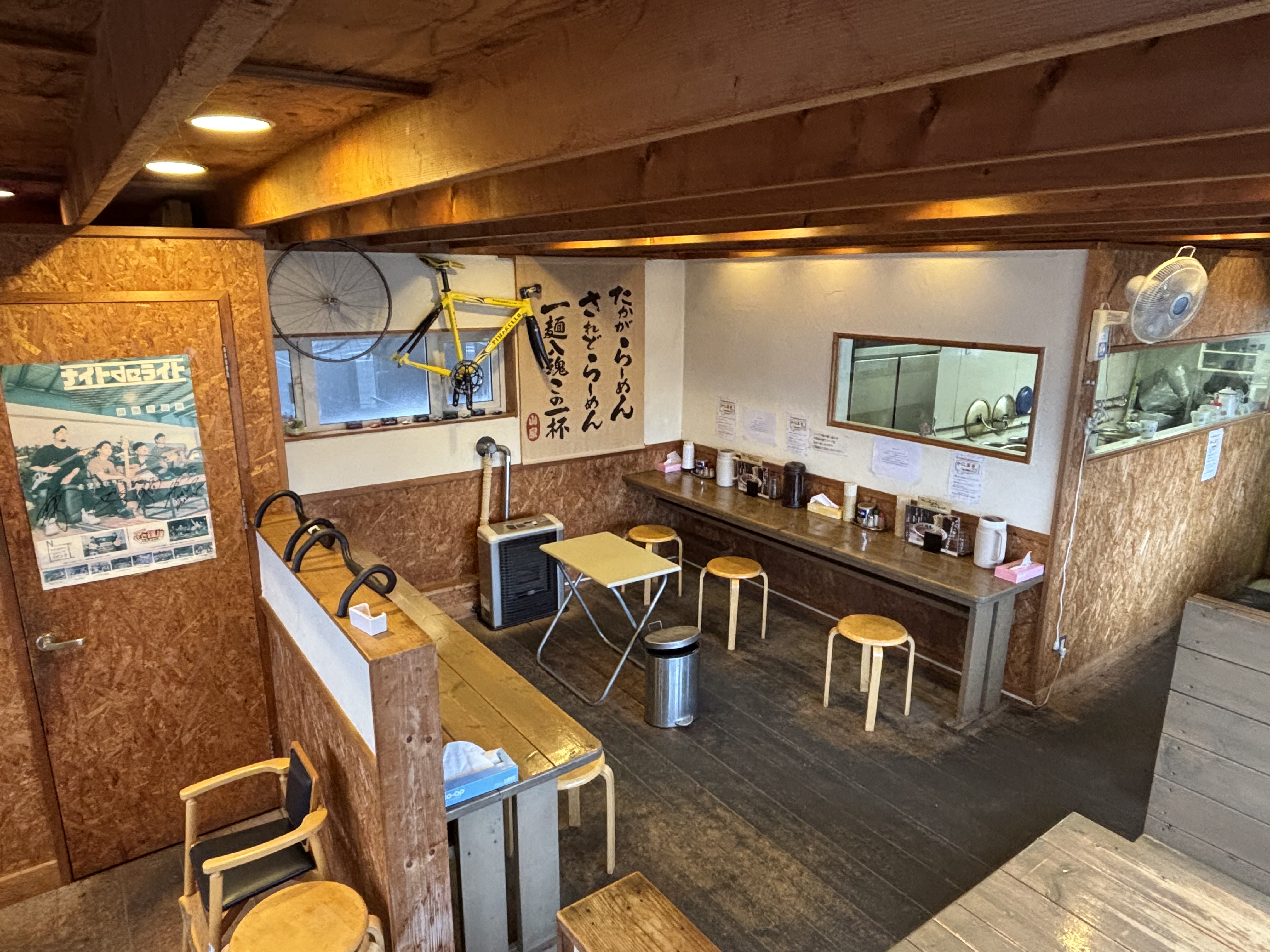 丘珠ラーメン・らーめん山家の落ち着いた店内空間